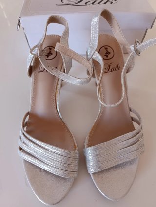 Zapatos de tacón plateados