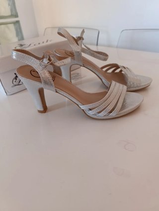 Zapatos de tacón plateados
