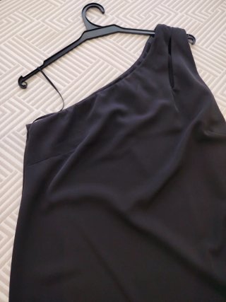 Vestido corto, negro, un solo hombro