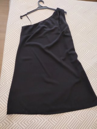 Vestido corto, negro, un solo hombro