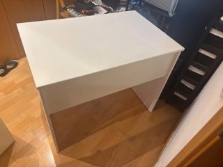 Escritorio blanco con bandeja