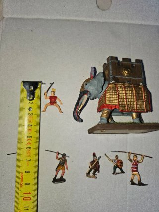 1 Elefante de combate y 6 figuras de 2cm plomo