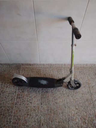 Patinete plateado