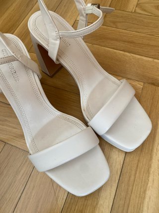 Sandalias tacón Stradivarius beige