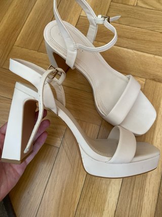 Sandalias tacón Stradivarius beige