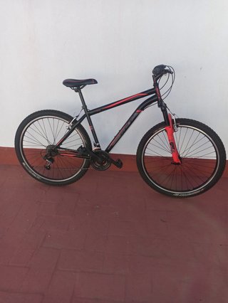 Bicicleta de montaña negra y roja