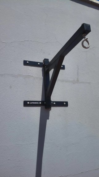 saco boxeo OUTSHOCK con soporte para pared.