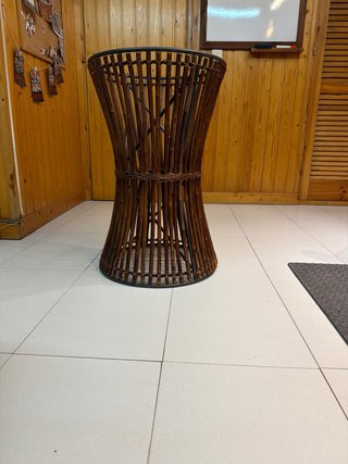 Pie de mesa de bambú y metal (hierro forjado).