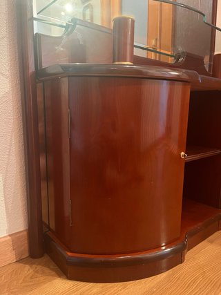 Mueble de entrada antiguo con espejo.