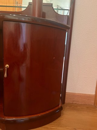Mueble de entrada antiguo con espejo.