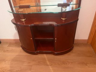 Mueble de entrada antiguo con espejo.