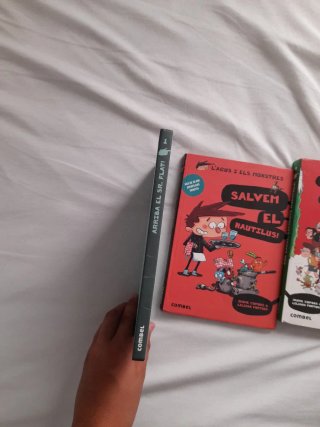 Libro de la misma historia de l'agus i els monstre