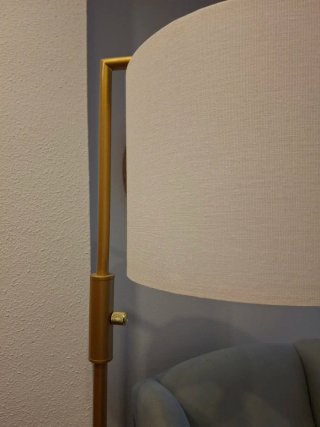 Lámpara de pie moderna dorada y beige