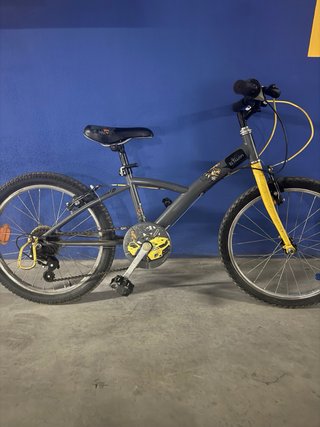 Bicicleta Infantil Gris y Amarilla Rueda pinchada