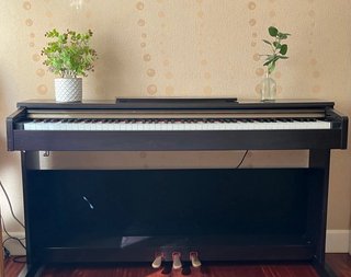 Piano digital oscuro