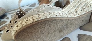 Sandalias  beige y marrón