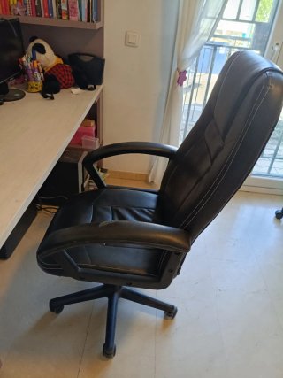 Silla de oficina con ruedas y regulable.