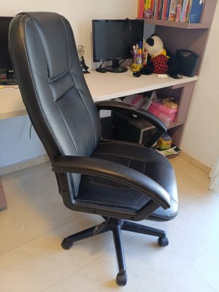 Silla de oficina con ruedas y regulable.