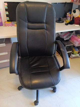 Silla de oficina con ruedas y regulable.