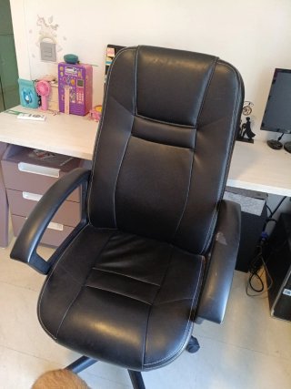 Silla de oficina con ruedas y regulable.