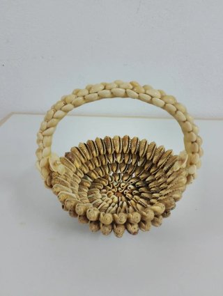 Cesta artesanal de conchas marinas
