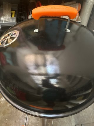 Barbacoa negra con detalles naranjas