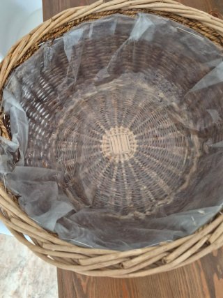 Cesta de mimbre con asa