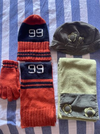 Set sciarpa, guanti e cappello per bambini