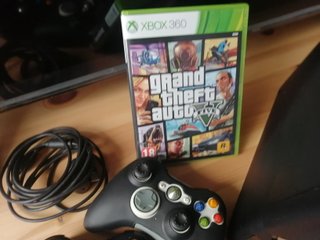 Xbox 360 Slim 250GB + 2 mandos + GTA V