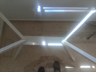 Mesa de cristal con patas de madera