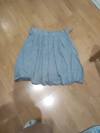 Falda gris plisada
