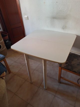 Mesa de cocina y 2 sillas
