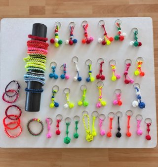 Braccialetti e portachiavi in corda fatti a mano