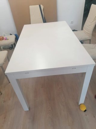 Mesa de comedor de madera blanca