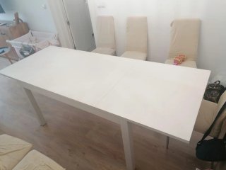 Mesa de comedor de madera blanca