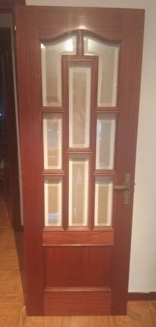Puerta de pino barnizada con cristal