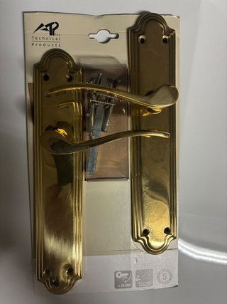 Manillas Doradas para Puertas de Madera