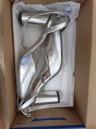 Zapatos de tacón plateados