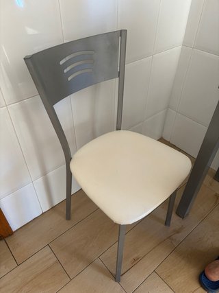 Mesa de cocina con 2 sillas