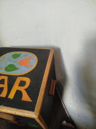 Baúl de madera con diseño BAR