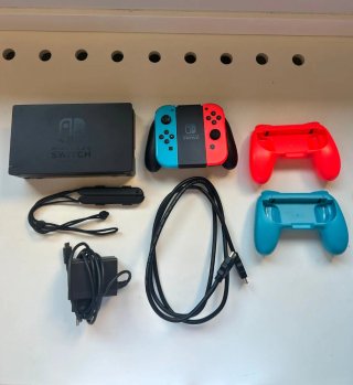 Nintendo Switch + accesorios (caja, mandos..)