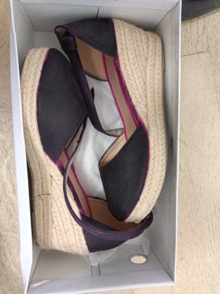 Sandalias cuña negras y moradas