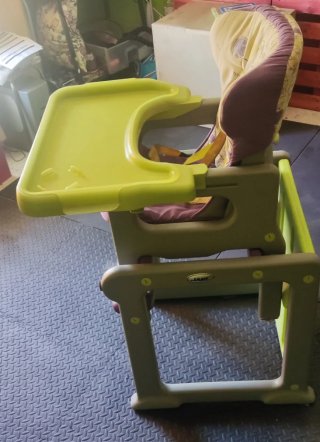 Trona convertible en pupitre para bebé