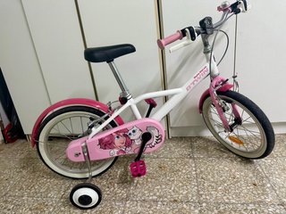 Bicicleta B'twin 16 con casco y ruedines