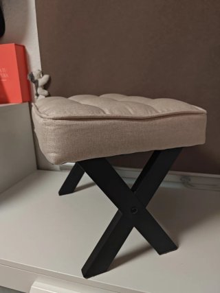 Puf tapizado beige y patas negras