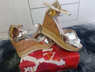 Sandalias XTI doradas y plateadas