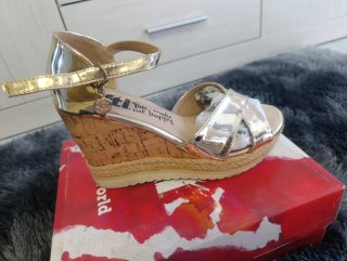 Sandalias XTI doradas y plateadas
