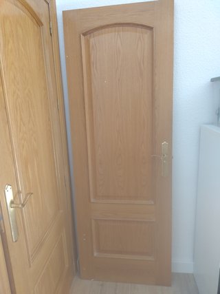 Puerta madera con cerrojo, de 72 cm.