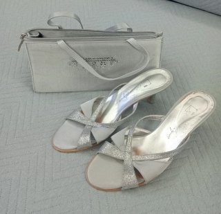 SANDALIAS DE FIESTAS DE TACÓN + BOLSO PLATEADO.