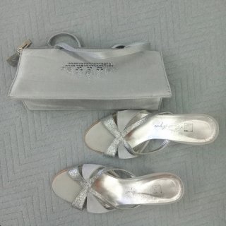 SANDALIAS DE FIESTAS DE TACÓN + BOLSO PLATEADO.